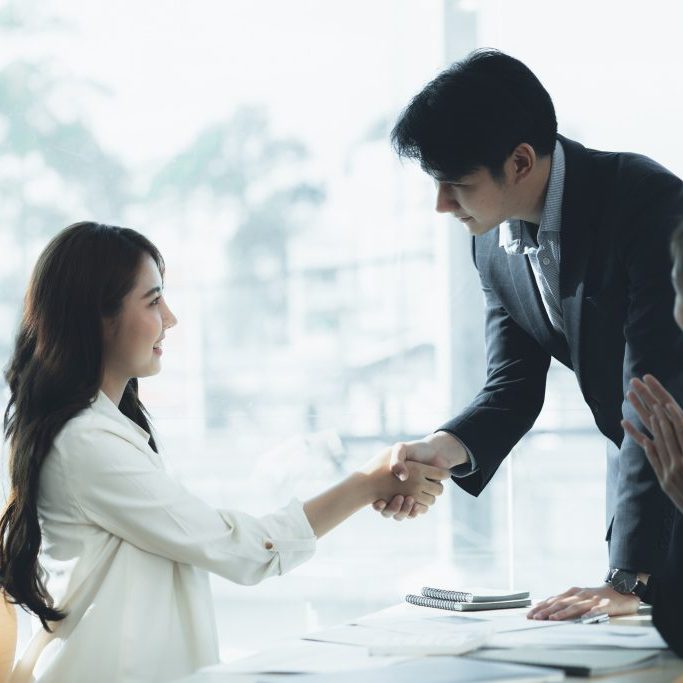 Business dealings and handshakes, startup company marketing team meetings, brainstorming sessions for implementation planning, management by new generations. The idea of opening a startup company.
